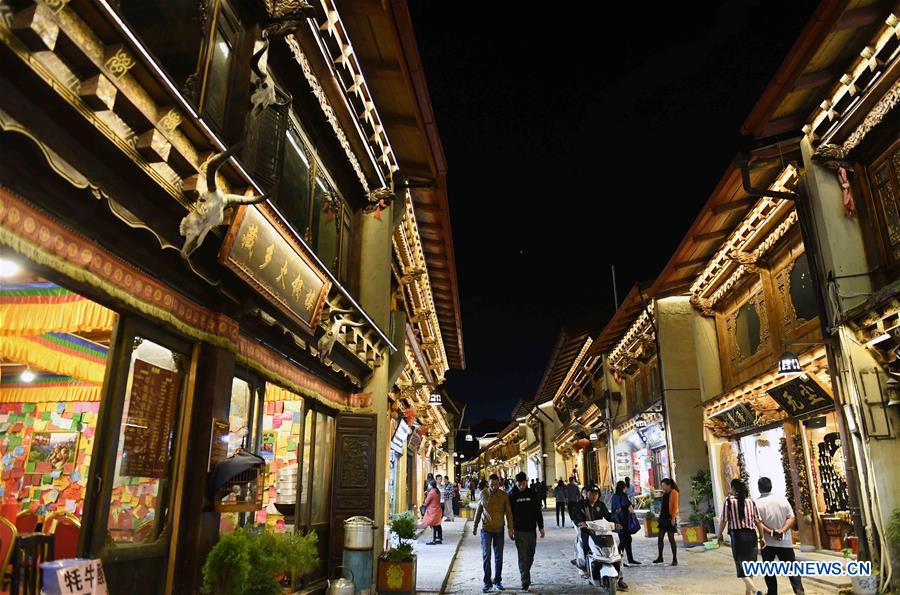 CHINA-YUNNAN-SHANGRI-LA-ANCIENT TOWN-NIGHT SCENERY (CN)