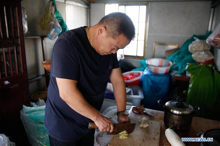 CHINA-JIANGSU-KUNSHAN-HAIRY CRAB CULTIVATOR (CN)