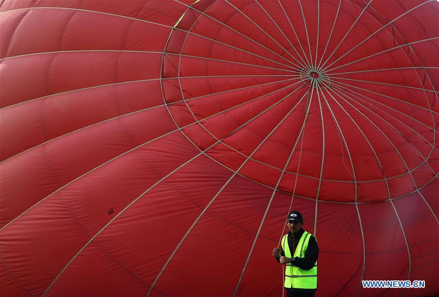 NEPAl-POKHARA-HOT AIR BALLOON-LAUNCH