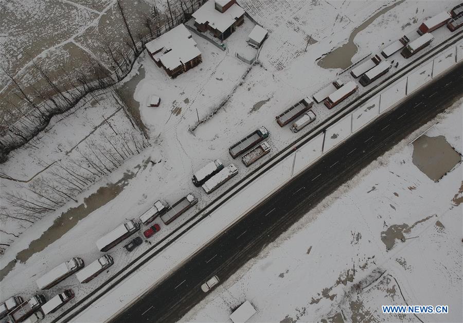 KASHMIR-SRINAGAR-SNOWFALL-LANDSLIDES-CLOSED HIGHWAY