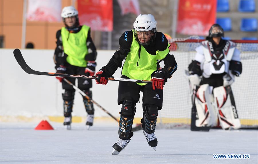 (SP)CHINA-XINJIANG-WENYUN-ICE HOCKEY-PRIMARY SCHOOL TEAM