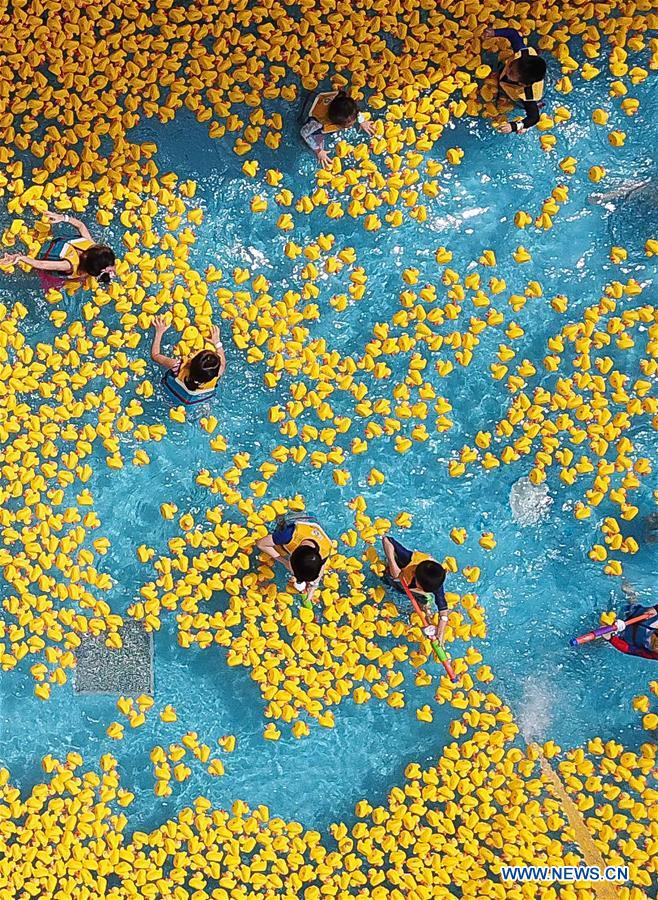 CHINA-GUANGZHOU-WATER PARK-RUBBER DUCKS (CN)