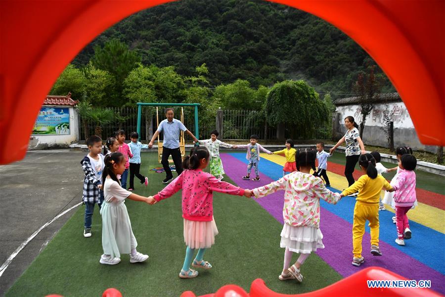 CHINA-SHAANXI-NINGSHAN-VILLAGE TEACHER (CN)