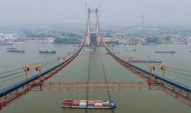 Erection of China's first road-rail suspension bridge's main cable finished