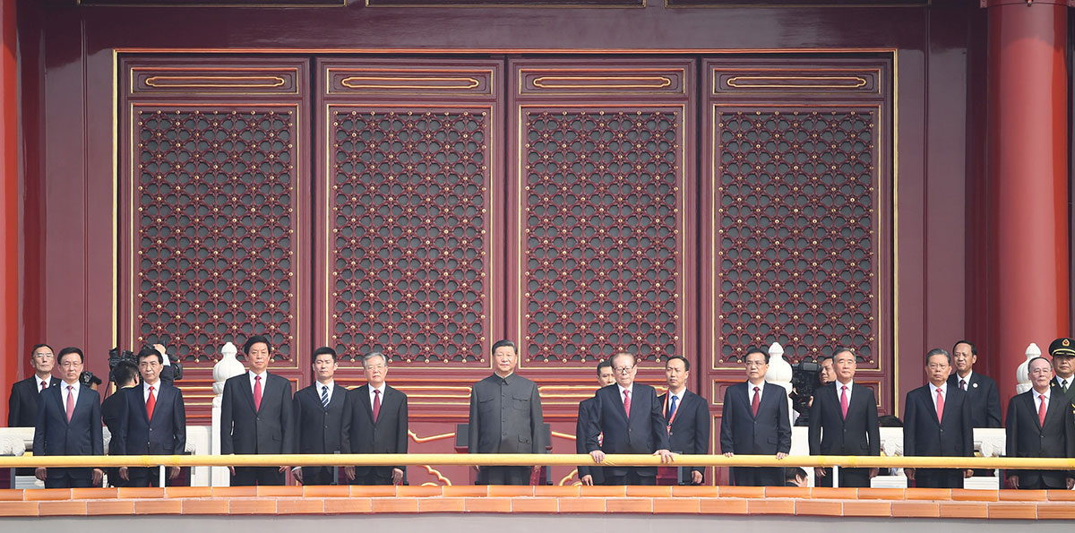 Xi ascends Tian'anmen Rostrum to attend National Day celebrations