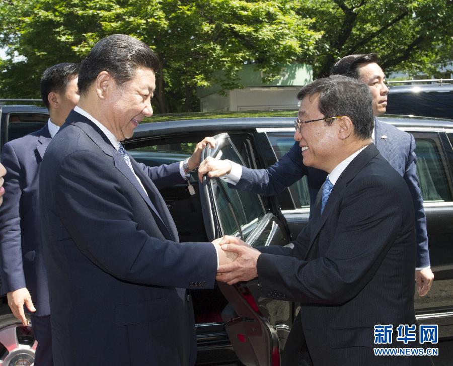 7月4日，国家主席习近平在韩国国立首尔大学发表题为《共创中韩合作未来　同襄亚洲振兴繁荣》的重要演讲。这是首尔大学校长吴然天迎接习近平主席。新华社记者 谢环驰 摄 