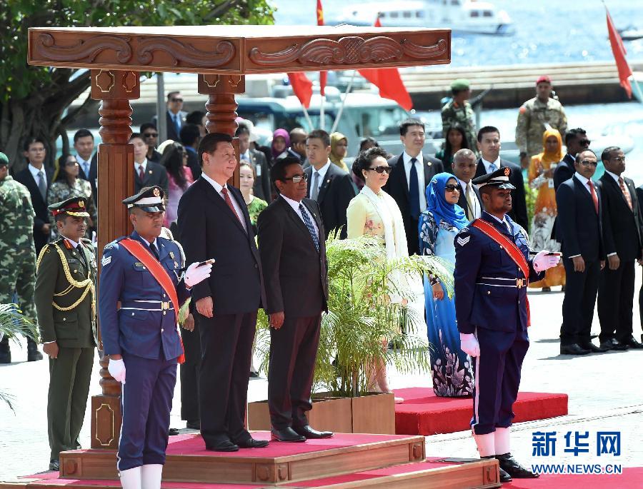 9月15日，国家主席习近平同马尔代夫总统亚明在马累举行会谈?；崽盖?，亚明在共和国广场为习近平举行欢迎仪式。 新华社记者 马占成 摄