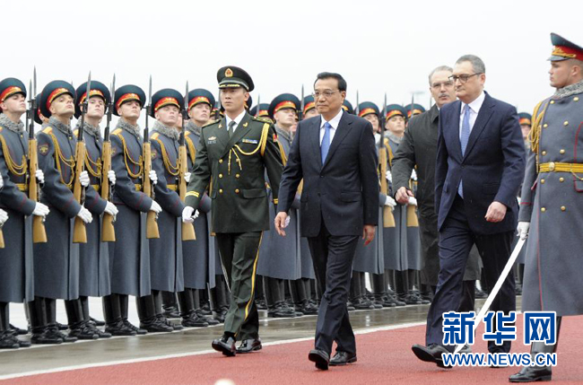 10月12日，中国国务院总理李克强乘专机抵达莫斯科，开始对俄罗斯进行正式访问并举行中俄总理第十九次定期会晤。俄方在机场举行隆重仪式，欢迎李克强总理。新华社记者 张铎 摄