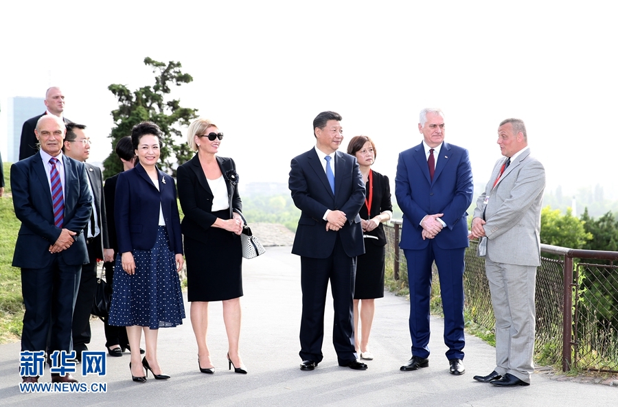 6月17日，中国国家主席习近平和夫人彭丽媛在塞尔维亚总统尼科利奇夫妇陪同下参观具有悠久历史的贝尔格莱德卡莱梅格丹公园。 新华社记者 马占成 摄