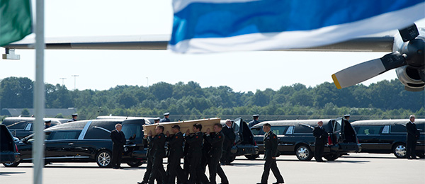 首批马航MH17航班遇难者遗体运抵荷兰